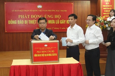 Lãnh đạo phường Hạc Thành ủng hộ đồng bào bị thiệt hại do mưa lũ.