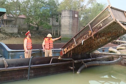 CSGT tỉnh Thanh Hóa kiểm tra phương tiện bơm, hút, vận chuyển cát trên các tuyến sông.