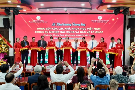 Các đại biểu cắt băng khai trương Trưng bày.