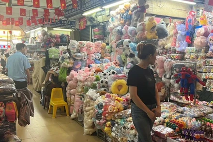 Hoạt động kinh doanh tại chợ Đồng Xuân, Hà Nội.