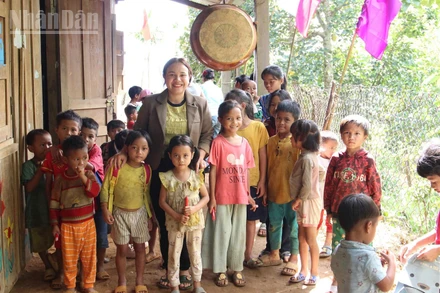 Cô giáo Hồng My cùng học trò tại điểm trường Răng Chuỗi.