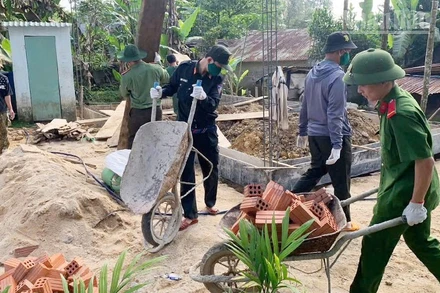 Tuổi trẻ Công an Đà Nẵng đóng góp ngày công giúp nhân dân xây, sửa nhà. (Ảnh: nhandan.vn)