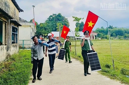 Cùng người dân thực hiện “Ánh sáng an ninh biên giới”.