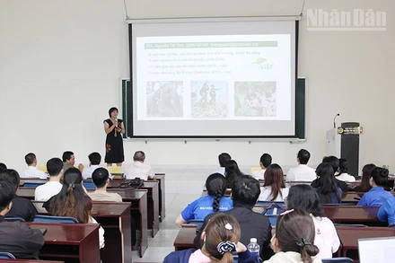 Đại biểu chia sẻ thông tin tại diễn đàn