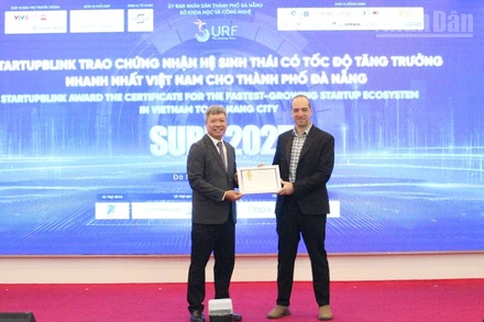 Trao chứng nhận "Hệ sinh thái tăng trưởng nhanh nhất Việt Nam" cho thành phố Đà Nẵng.
