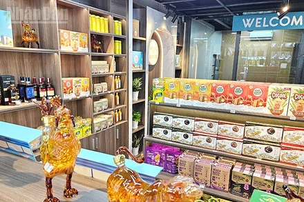 Các sản phẩm OCOP trưng bày, bán bên trong Trung tâm.