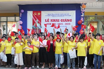 Học viên cùng thầy cô, phụ huynh của Trung tâm tại Lễ khai giảng.