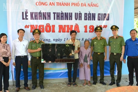 Trao tặng quà cho gia đình bà Huỳnh Thị Nhàn.