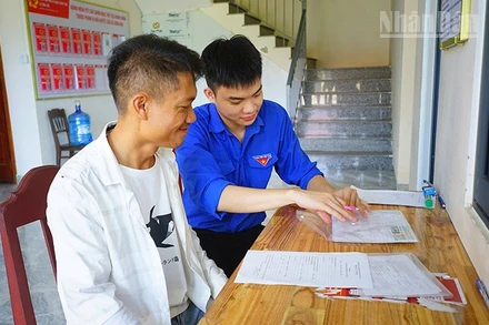 Đoàn viên thanh niên Đà Nẵng hỗ trợ người dân tại Trung tâm phục vụ hành chính công.