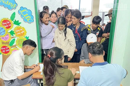 Người dân xã Trà Tập nhận quà Quốc khánh 2/9.