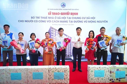 Trao quyết định bố trí thuê nhà ở xã hội cho các trường hợp được phê duyệt.