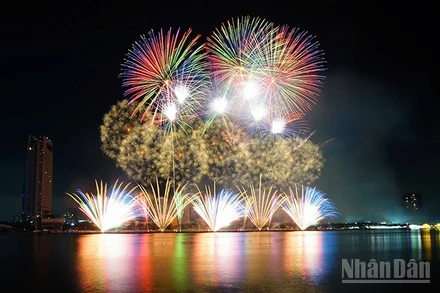 Màn trình diễn độc đáo của đội pháo tân binh Z121 Vina Pyrotech-Việt Nam.