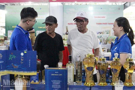 Phiên chợ thanh toán không tiền mặt thúc đẩy quảng bá sản phẩm địa phương.