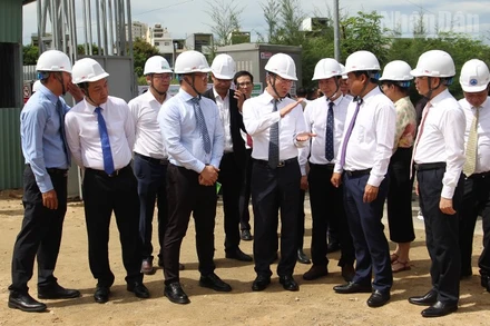 Bộ trưởng Khoa học và Công nghệ Nguyễn Mạnh Hùng kiểm tra tại Dự án VSAP LAB.