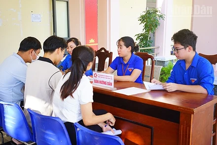 Đoàn viên, thanh niên tham gia hỗ trợ người dân tại các xã, phường.