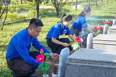 Đoàn viên, thanh niên thay hoa mới tại nghĩa trang liệt sĩ thành phố.