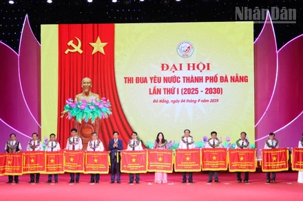 Lãnh đạo Thành ủy Đà Nẵng trao tặng Cờ thi đua của Chính phủ cho các tập thể.