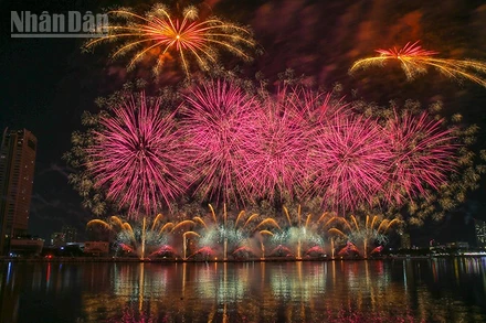Pháo hoa của đội Việt Nam trong đêm chung kết.