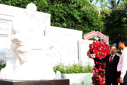 Tượng Bác Hồ trong khuôn viên Thư viện Đà Nẵng.