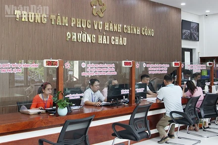 Người dân, doanh nghiệp làm thủ tục hành chính tại phường Hải Châu.