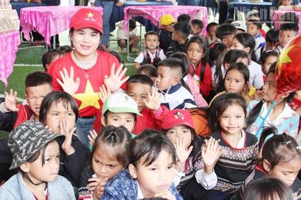 Cô giáo Hồ Thị Thên cùng các học trò.