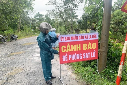 Xã La Dêê bố trí lực lượng trực và cắm biển cảnh báo điểm sạt lở. (Ảnh: xã La Dêê cung cấp).
