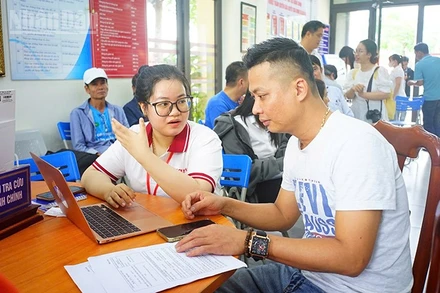 Sinh viên tình nguyện ngành công nghệ thông tin về hỗ trợ các xã, phường.