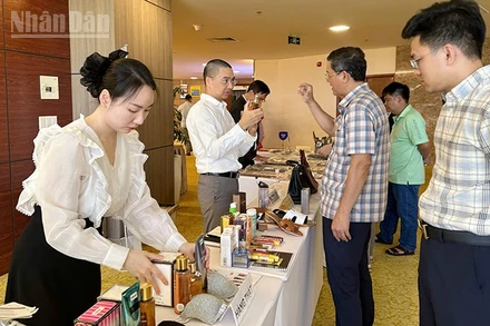 Triển lãm phân biệt hàng thật, hàng giả tại Hội nghị.