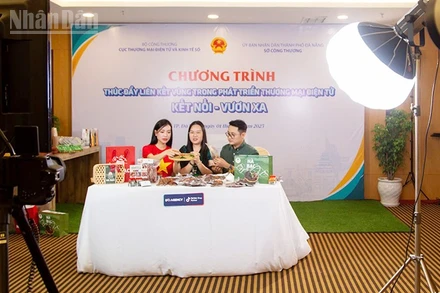 Livestream quảng bá, bán sản phẩm đặc trưng của địa phương tại chương trình.