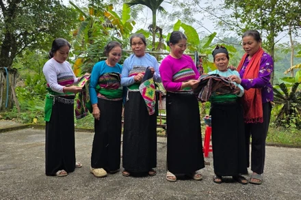 Những phụ nữ gìn giữ nghề thổ cẩm ở xứ Thanh.