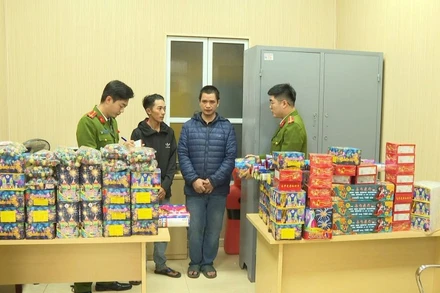 Lực lượng công an kiểm tra số pháo bị thu giữ trong vụ án.