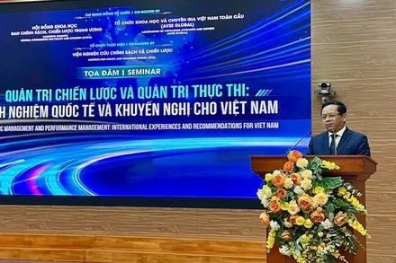 Tiến sĩ Nguyễn Đức Hiển, Phó Trưởng ban Chính sách chiến lược Trung ương phát biểu tại Tọa đàm.