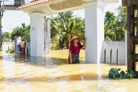 Người dân vùng lũ tại Thanh Hóa.