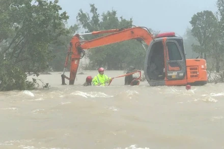 Cảnh sát giao thông Thanh Hóa cứu 3 người bị nước cuốn trôi.
