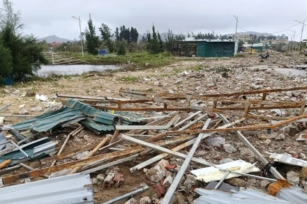 Cảnh tan hoang tại khu du lịch Hải Tiến.