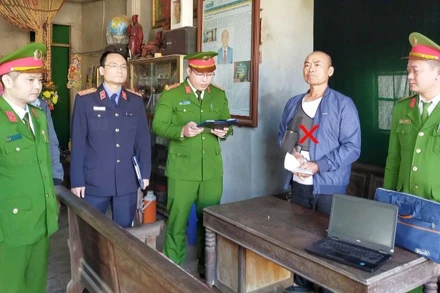 Công an tỉnh Thanh Hóa thi hành lệnh bắt bị can Lê Minh Vũ.