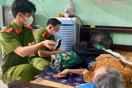 Công an tỉnh Thanh Hóa thu nhận mẫu ADN của thân nhân liệt sĩ.