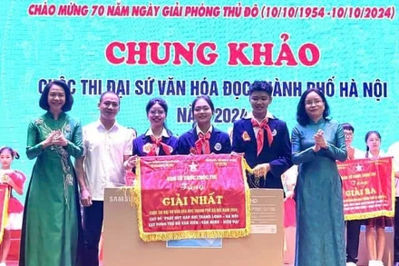 Ban Tổ chức Cuộc thi Đại sứ Văn hóa đọc thành phố Hà Nội năm 2024 trao giải Nhất cho đơn vị xuất sắc. (Ảnh: Ban Tổ chức cung cấp)