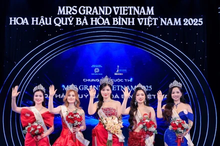 Các thí sinh xuất sắc giành giải thưởng tại đêm Chung kết cuộc thi Hoa hậu Quý bà Hòa bình Việt Nam 2025 - Mrs Grand Vietnam 2025.