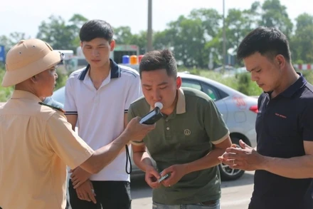 Kiểm tra điều kiện tham gia sát hạch cấp giấy phép lái xe.