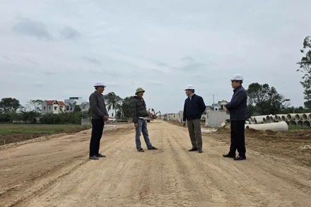 Kiểm tra tiến độ Dự án Tuyến đường bộ ven biển đoạn Nga Sơn-Hoằng Hóa.