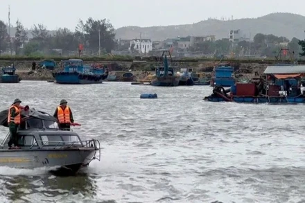 Đồn Biên phòng Hải Hòa tuyên truyền, kêu gọi ngư dân không ở trên lồng bè.