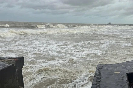 Biển Thanh Hóa trước bão số 10.