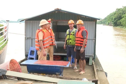 Cảnh sát đường thủy tại Thanh Hóa làm việc với chủ phương tiện trên sông.