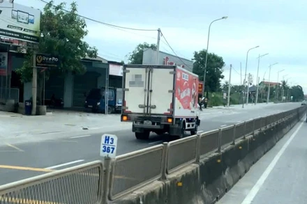 Hình ảnh chiếc xe đi ngược chiều trên Quốc lộ 1A.