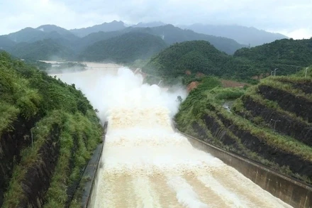 Xả lũ hồ chứa thủy điện Cẩm Thủy 1.