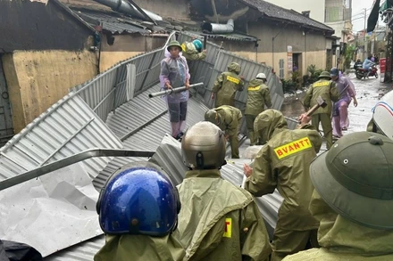 Lực lượng tại chỗ ở Thanh Hóa khắc phục hậu quả bão số 10.