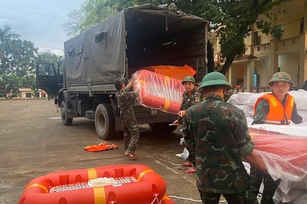 Xuất cấp hàng dự trữ quốc gia giúp người dân khắc phục hậu quả bão,lũ. (Ảnh: KỲ DUYÊN)