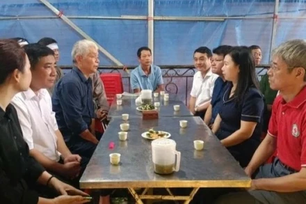 Thăm hỏi gia đình nạn nhân tử vong khi phòng, chống bão số 10.