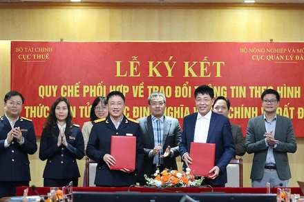 Quang cảnh lễ ký kết Quy chế phối hợp giữa Cục Thuế và Cục Quản lý đất đai.